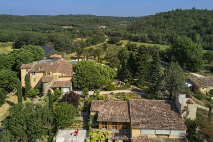 France, Var (83), Provence Verte, Bras, vers Saint-Maximin-la-Sainte-Baume, la maison d'hotes Le Peyrourier - une campagne en Provence (vue aérienne)