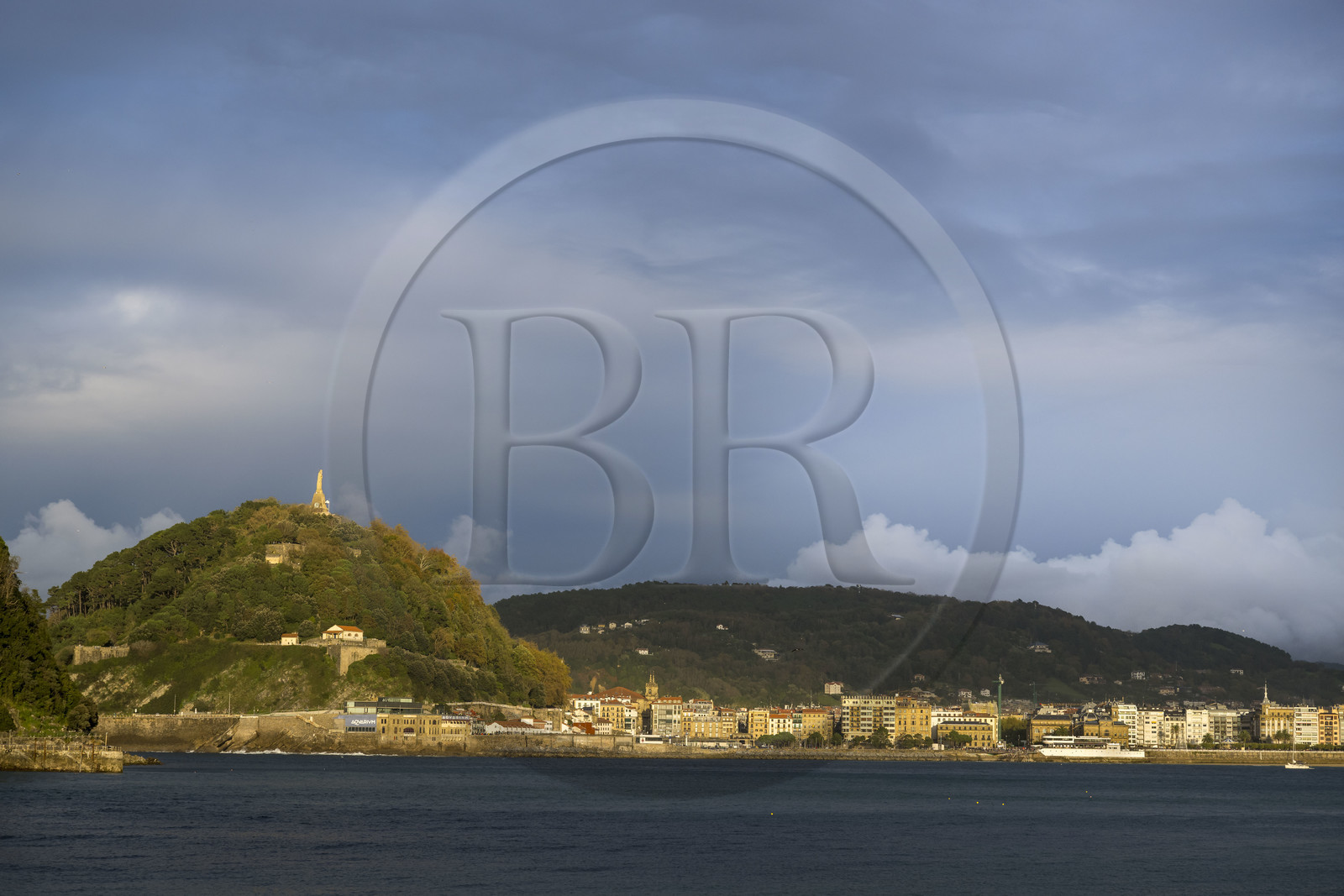 Espagne, province du Guipuscoa (Gipuzkoa), Saint-Sébastien (Donostia),  la plage de la Concha au pied du Mont Urgull et du chateau de La Mota