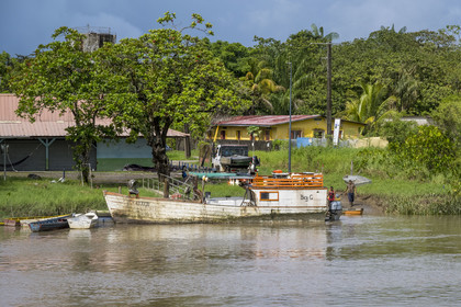 France, Guyane, Iracoubo, bateau faisant du transport de marchandises sur le fleuve Iracoubo
