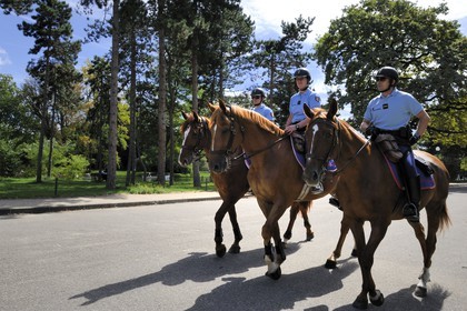 France, Paris (75), Gardes républicains à cheval patrouillant dans le Bois de Boulogne