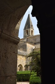 France, Var (83), Abbaye cistercienne du Thoronet, le cloitre