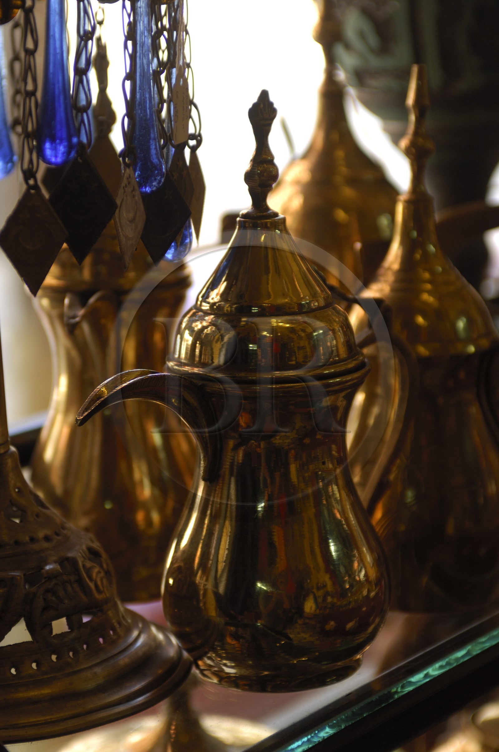 Egypte, Haute Egypte, vallée du Nil, Louxor, le souk, theière