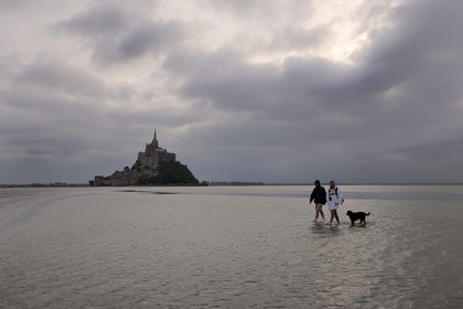 France, Manche (50), découverte de la Baie du Mont-Saint-Michel à pied avec le guide Romain Pilon
