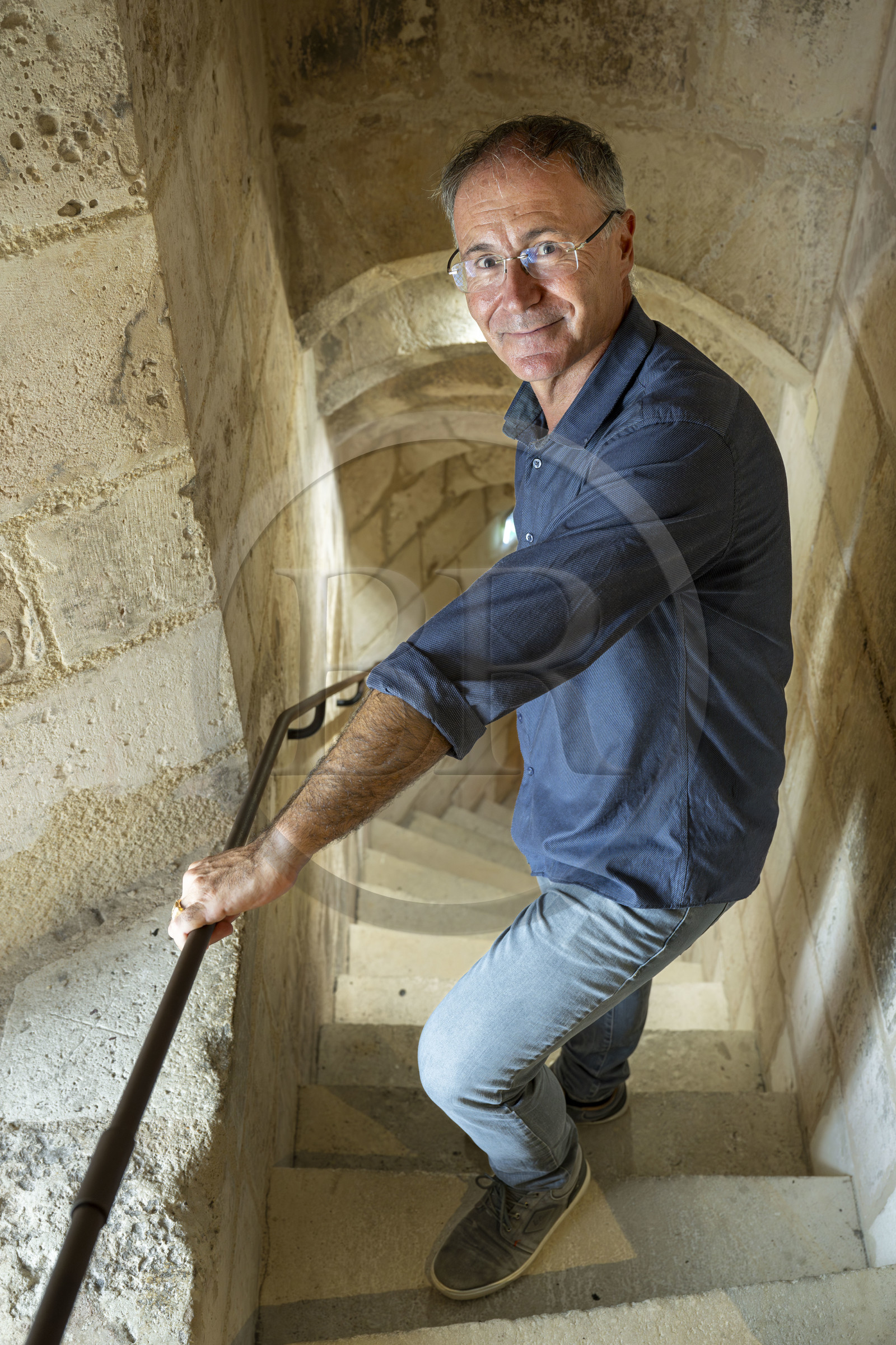 France, Charente-Maritime (17), La Rochelle, l’écrivain et historien local Mickael Augeron dans la Tour Saint-Nicolas qui protège l'entrée du Vieux Port