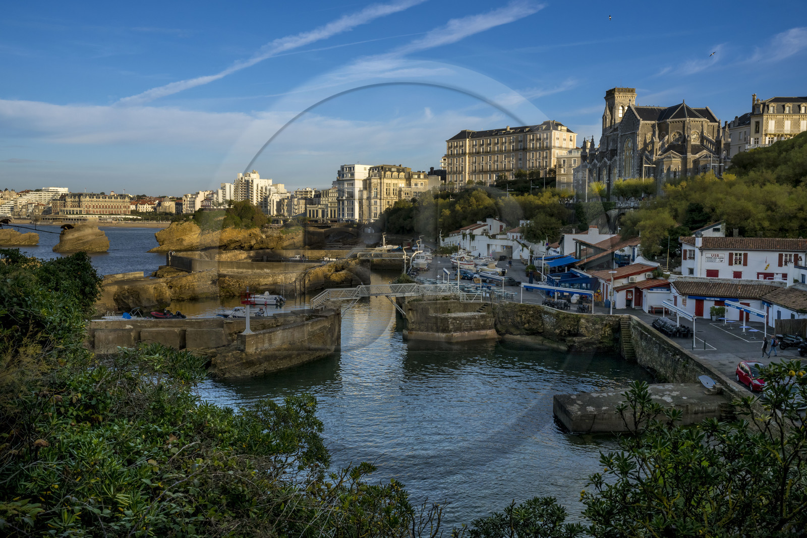 France, Pyrénées-Atlantiques (64), Pays-Basque, Biarritz, le Port des Pecheurs, l'église Sainte-Eugénie et les façades de la Grande Plage