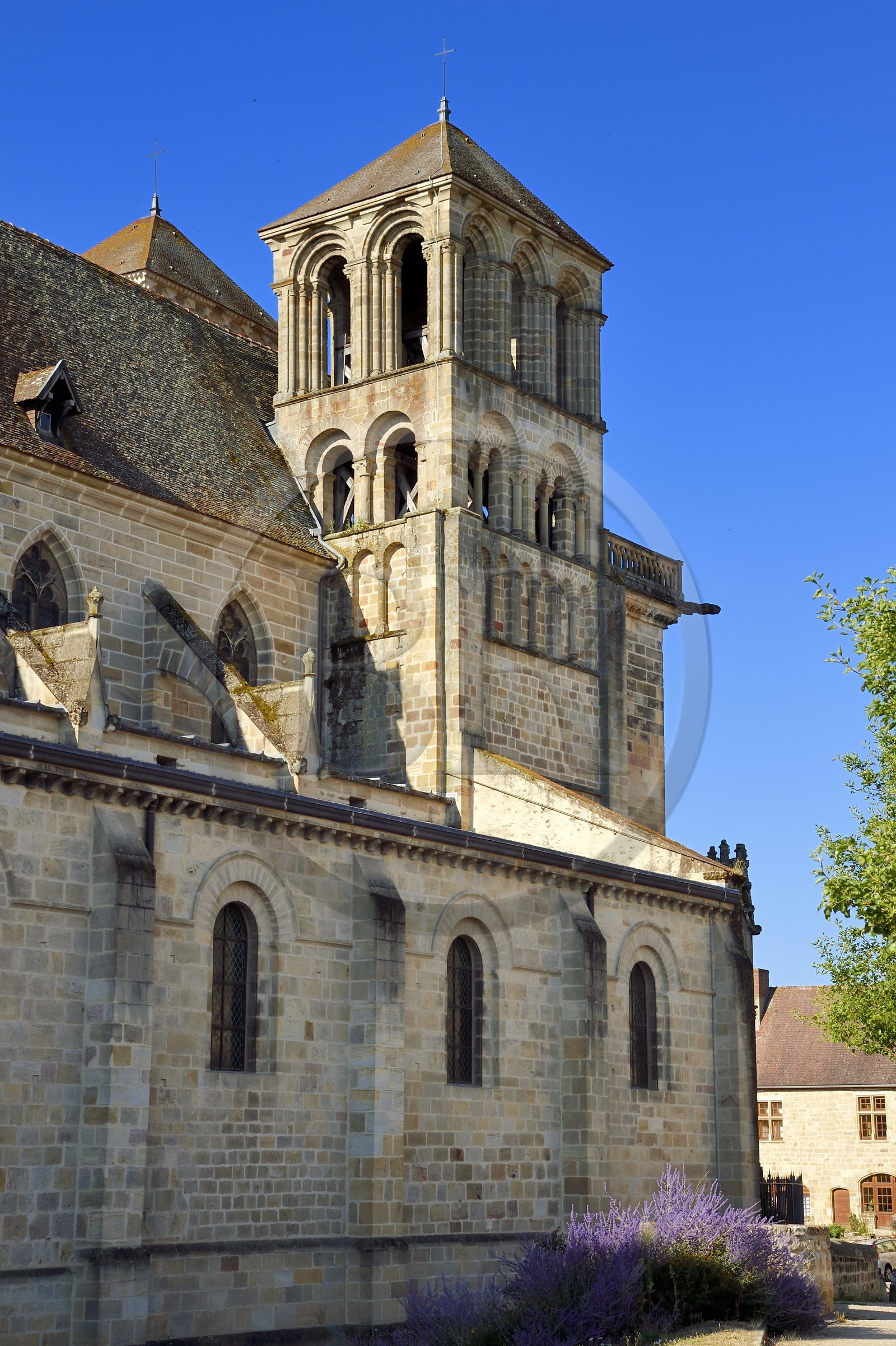 France, Allier (03), ancienne province du Bourbonnais, Souvigny, l'église prieurale clunisienne Saint-Pierre-et-Saint-Paul, nécropole ducale des Ducs de Bourbon, clocher roman