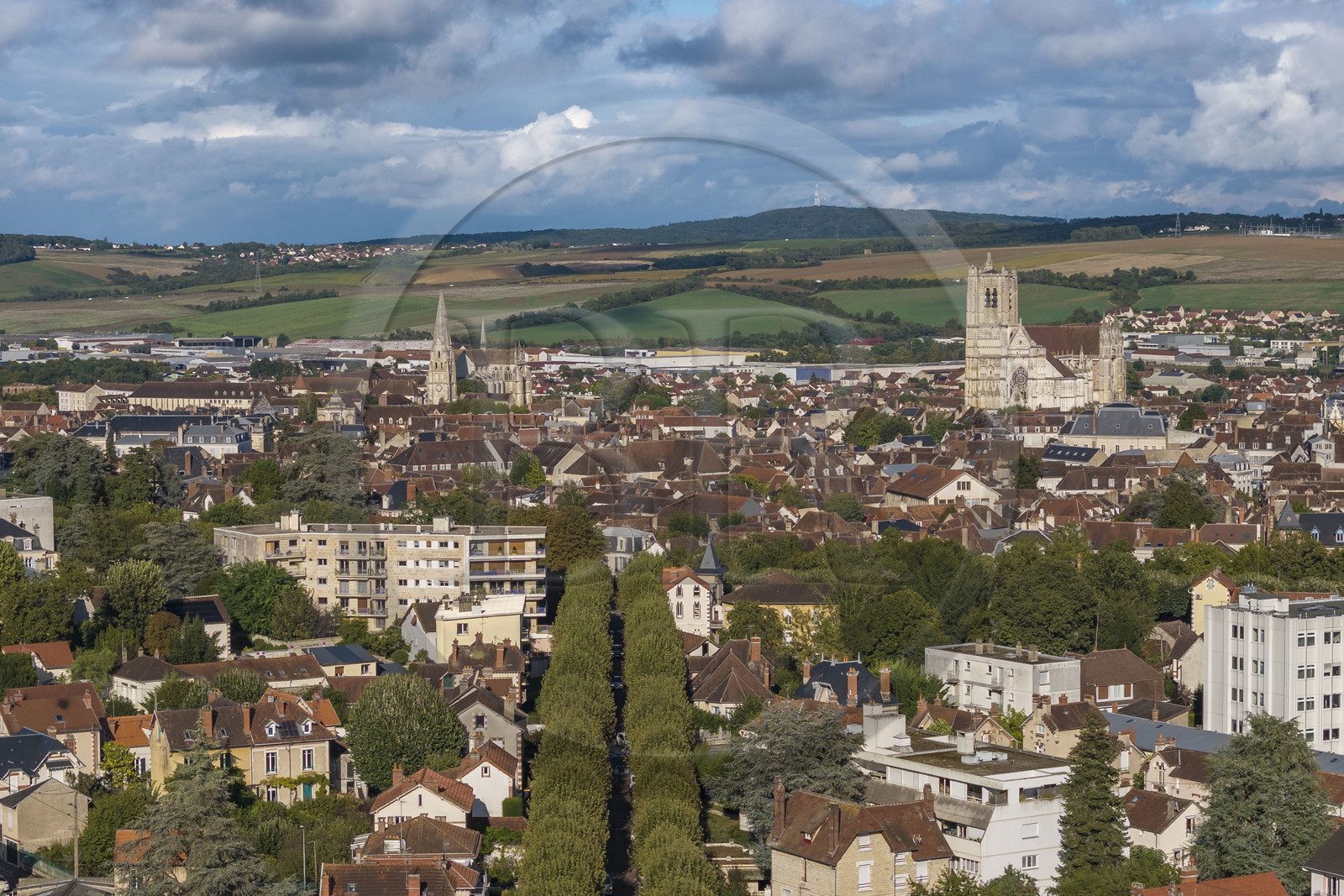 France, Yonne (89), Auxerre, l'abbaye Saint-Germain à gauche et la cathédrale Saint-Etienne à droite, les collines qui entourent la ville en arrière plan (vue aérienne)