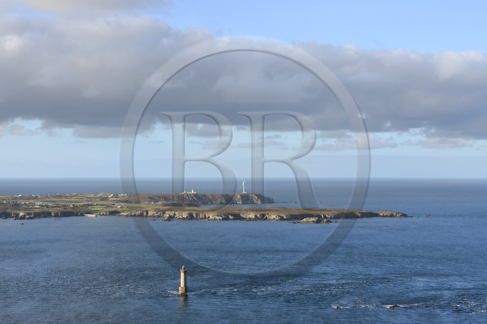 France, Finistère (29), parc naturel régional d'Armorique, mer d'Iroise, Ile d'Ouessant, réserve de Biosphère (UNESCO), le phare de Kereon (vue aérienne)
