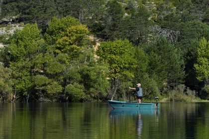 Var (83) rive gauche et Alpes-de-Haute-Provence (04) rive droite, Parc Naturel Régional du Verdon, Basses Gorges du Verdon en aval du lac de Sainte Croix, pecheur sur sa barque