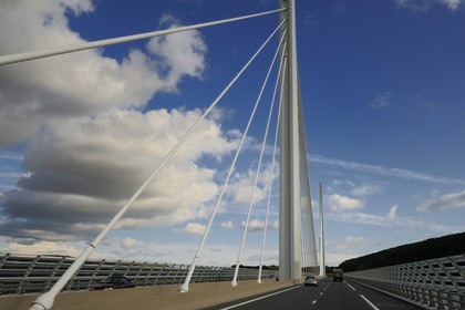 France, Aveyron (12), le viaduc de Millau (autoroute A75) conçu par Michel Virlogeux et Norman Foster entre les Causses de Sauveterre et du Larzac au dessus du Tarn