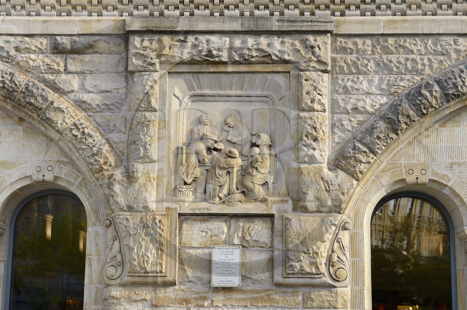 France, Moselle (57), Metz, quartier impérial, la gare de Metz, édifiée de 1905 à 1908 par l'architecte berlinois Jurgen Kruger est inscrite monument historique, bas-relief représentant le restaurant populaire de 3ème classe de la gare