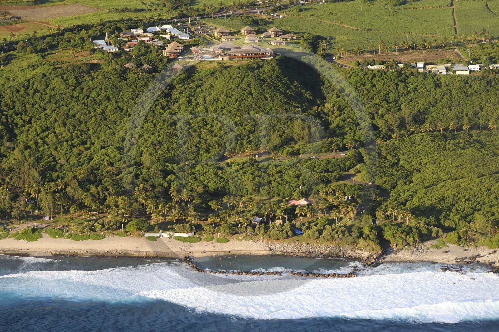 France, île de la Réunion, côte sud, Grande Anse, l'hôtel Palm (vue aérienne)