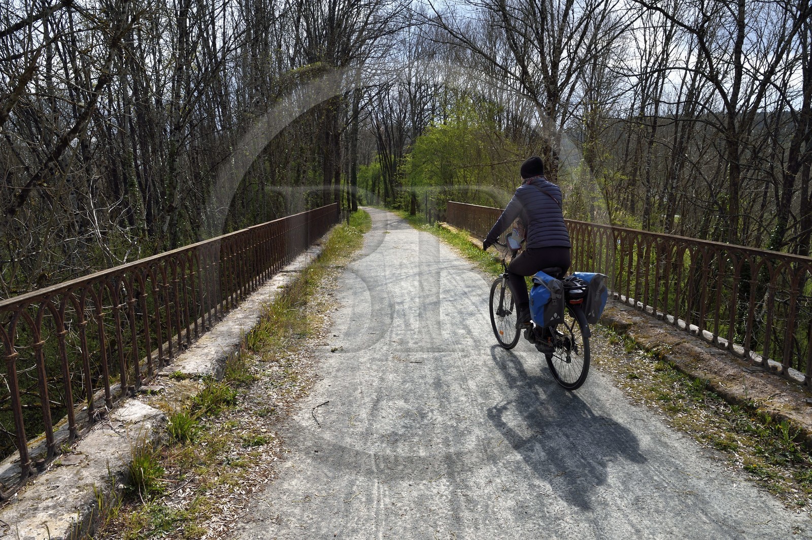 France, Dordogne (24), Périgord Vert, Saint-Jean-de-Côle, labellisé Les Plus Beaux Villages de France, cycliste sur la voie verte de la véloroute Flow Vélo qui emprunte l'ancienne voie de chemin de fer