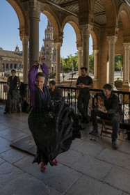 Espagne, Andalousie, Séville, Parque de Maria Luisa, Plaza de Espana (Place d'Espagne) construite par l'architecte Anibal Gonzalez pour l'Exposition ibéro-américaine de 1929, spectacle de danse flamenco