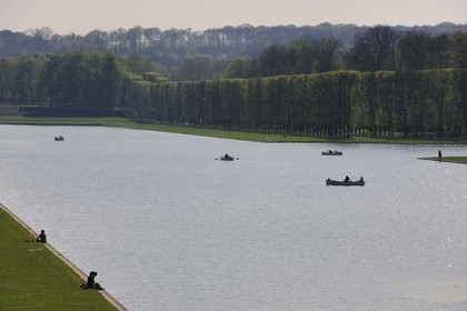 France, Yvelines (78), parc du château de Versailles, classé Patrimoine Mondial de l'UNESCO, barques sur le Grand Canal