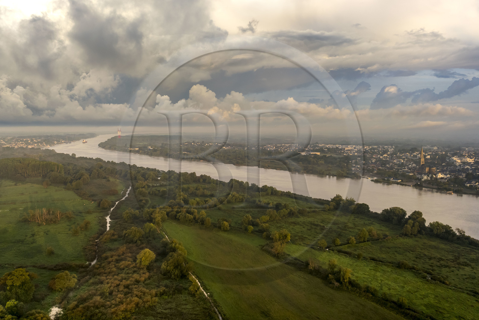 France, Loire-Atlantique (44), Saint-Jean-de-Boiseau, les rives de la Loire face à Couëron (vue aérienne)