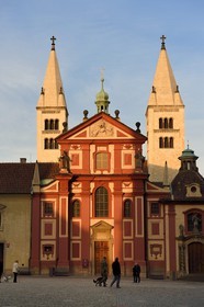 République Tchèque, Prague, Hradcany (quartier du chateau), les tours romanes et la facade baroque de la basilique Saint-Georges