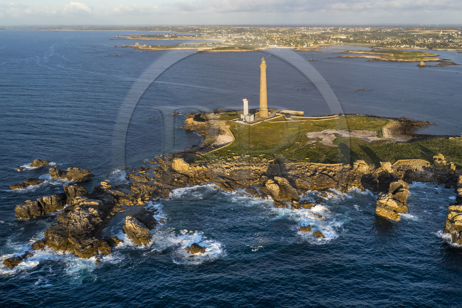 France, Finistère (29), Pays des Abers, Ile Vierge dans l'archipel de Lilia, le phare de l'Ile Vierge, le plus haut phare d'Europe avec 82,5 mètres, et l'ancien phare de 1845 (vue aérienne)