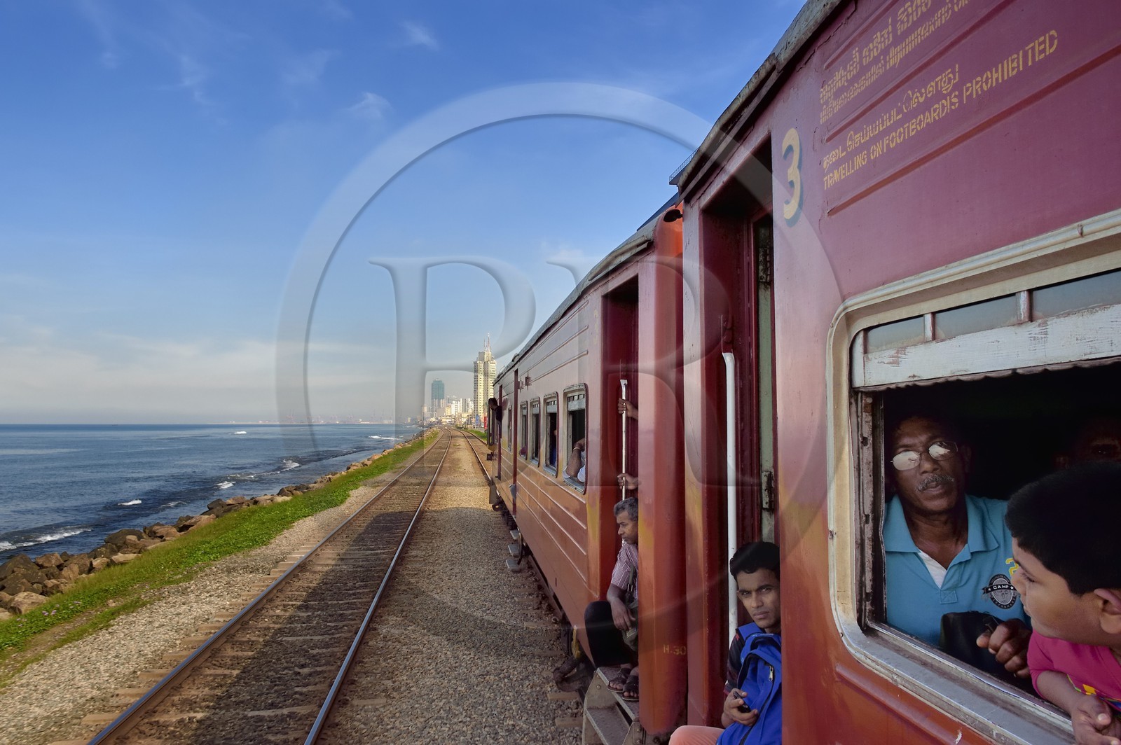 Sri Lanka, Colombo, train de Colombo à Galle et le centre ville en arrière plan
