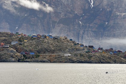Groenland, cote ouest, baie de Baffin, la ville de Uummannaq accrochée à la roche