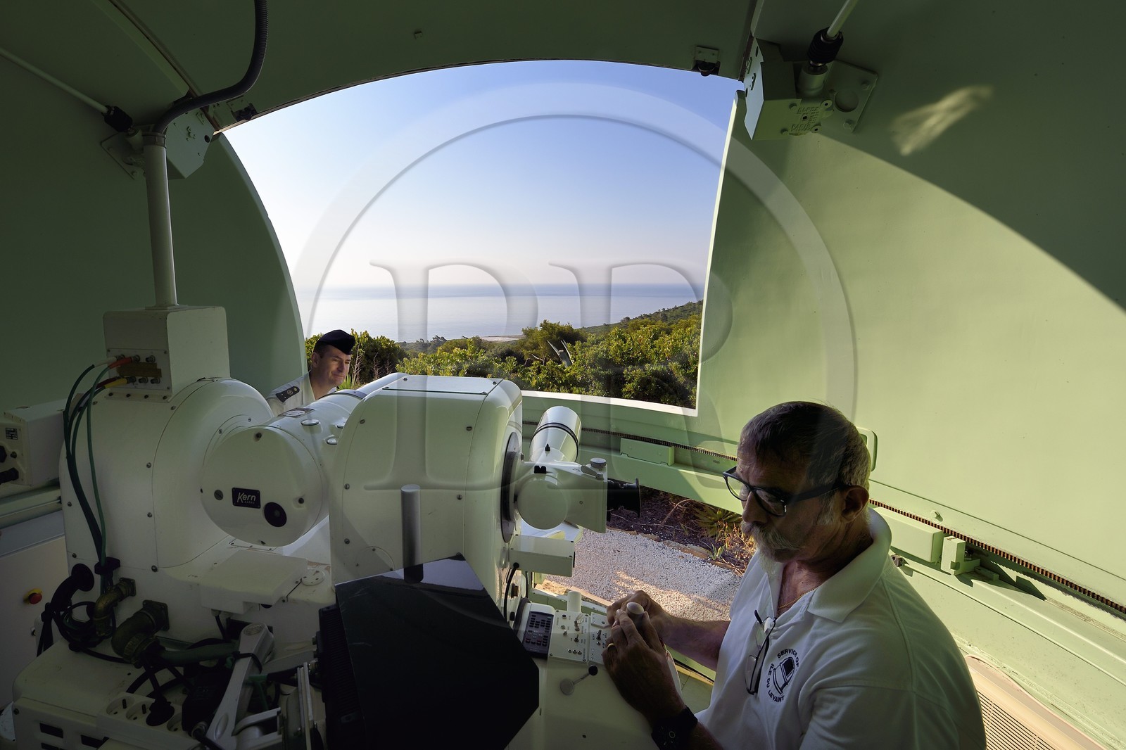 France, Var (83), Iles d'Hyères, Parc national de Port Cros, Ile du Levant, zone militaire, poste optique de la Verette, tourelle optronique du centre DGA Essais de missiles actionnée par monsieur Raymond P.