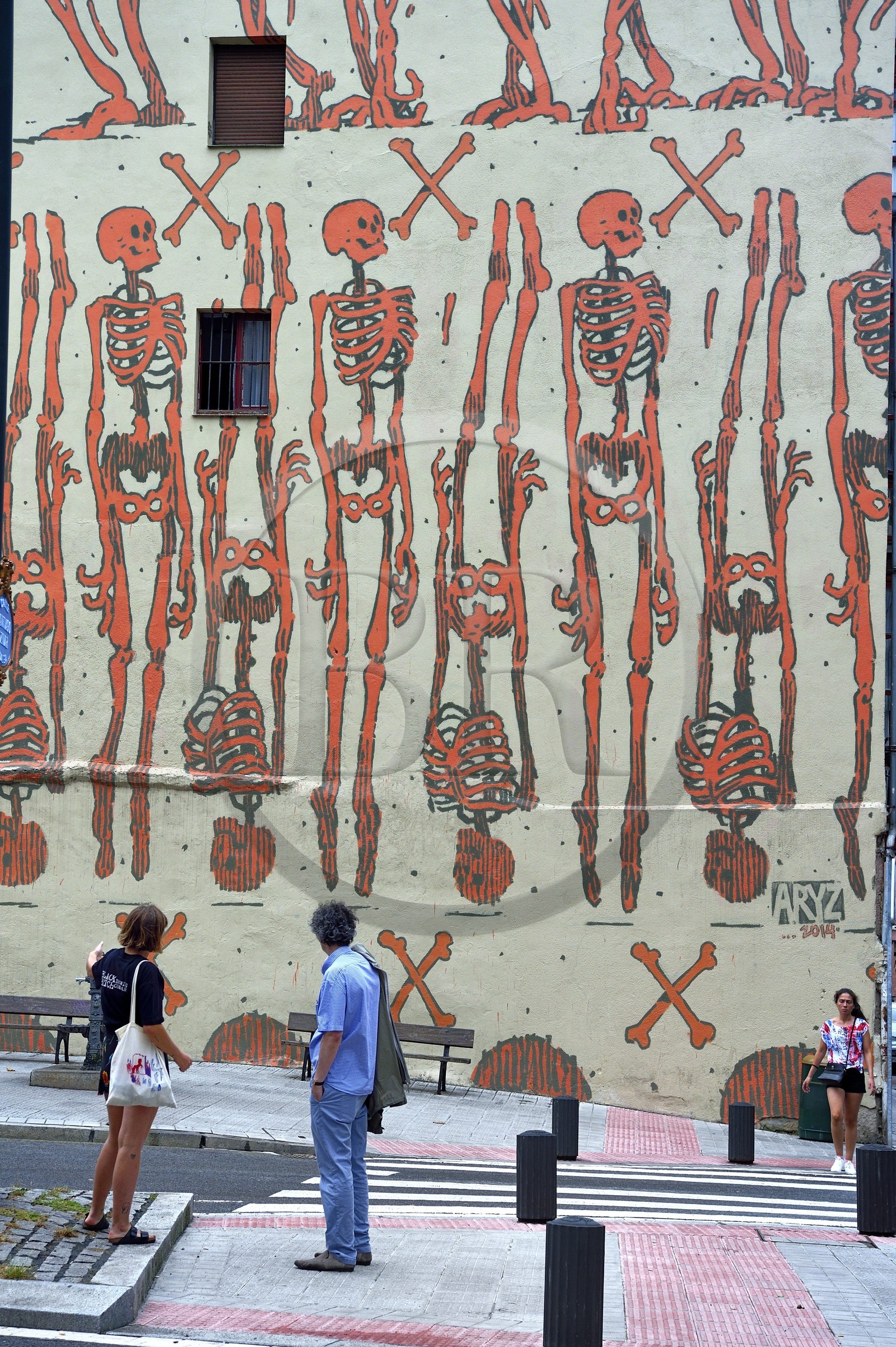 Espagne, Pays basque espagnol, Biscaye, Bilbao la Vieja (Bilbi), rue Santiago Aznar, fresque murale El Fin Justificado (2014) par l'artiste Aryz