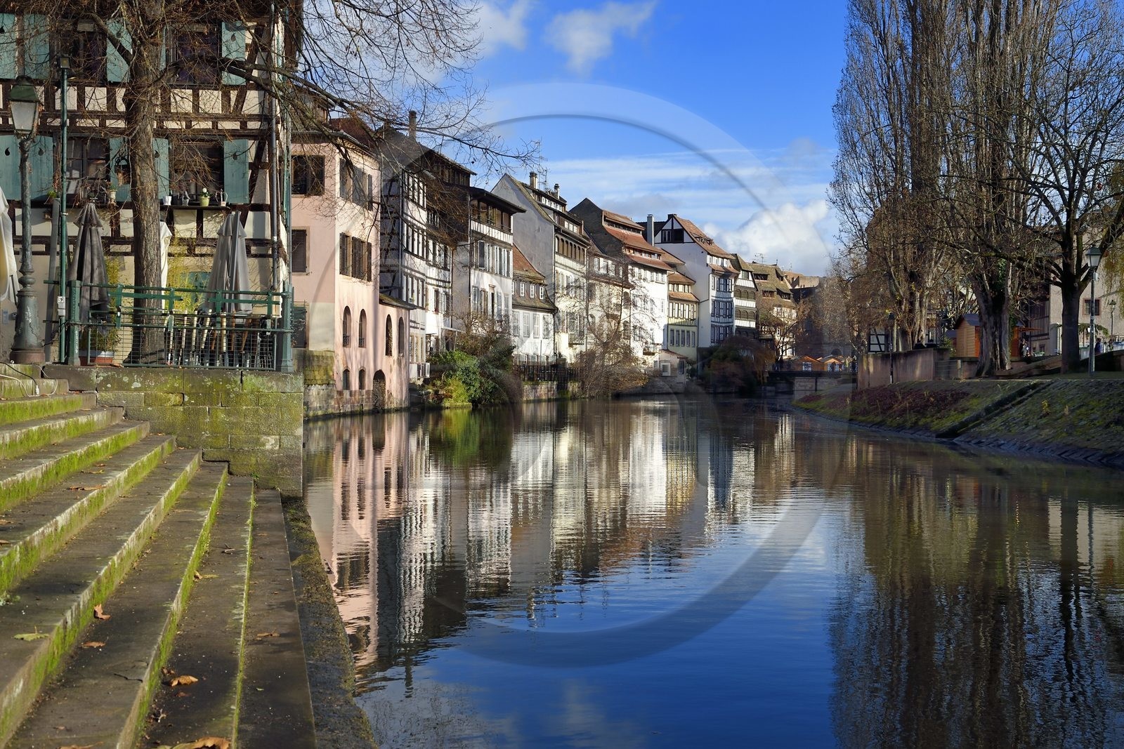 France, Bas-Rhin (67), Strasbourg, vieille ville classée au Patrimoine Mondial de l'UNESCO, quartier de la Petite France, quai de la Bruche à gauche et quai de la Petite France le long d'un des bras de la rivière l'Ill