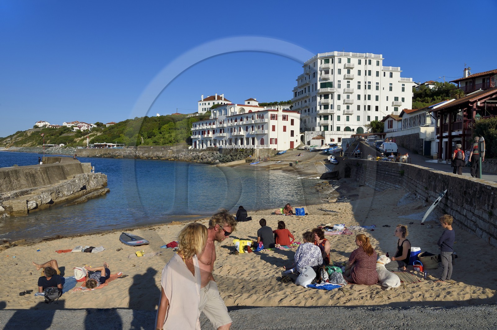 France, Pyrénées-Atlantiques (64), la côte du Pays-Basque, Guéthary, ancien port baleinier dominé par l'ancien hotel Guétharia art déco construit dans les années 1920 transformé en résidence