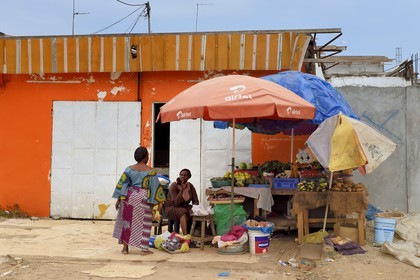 Gabon, Libreville, étal de fruits et légumes sur la Route National 1