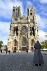 France, Marne (51), Reims, la cathédrale Notre-Dame de Reims, classée Patrimoine Mondial de l'UNESCO, la facade occidentale et moine sur le parvis