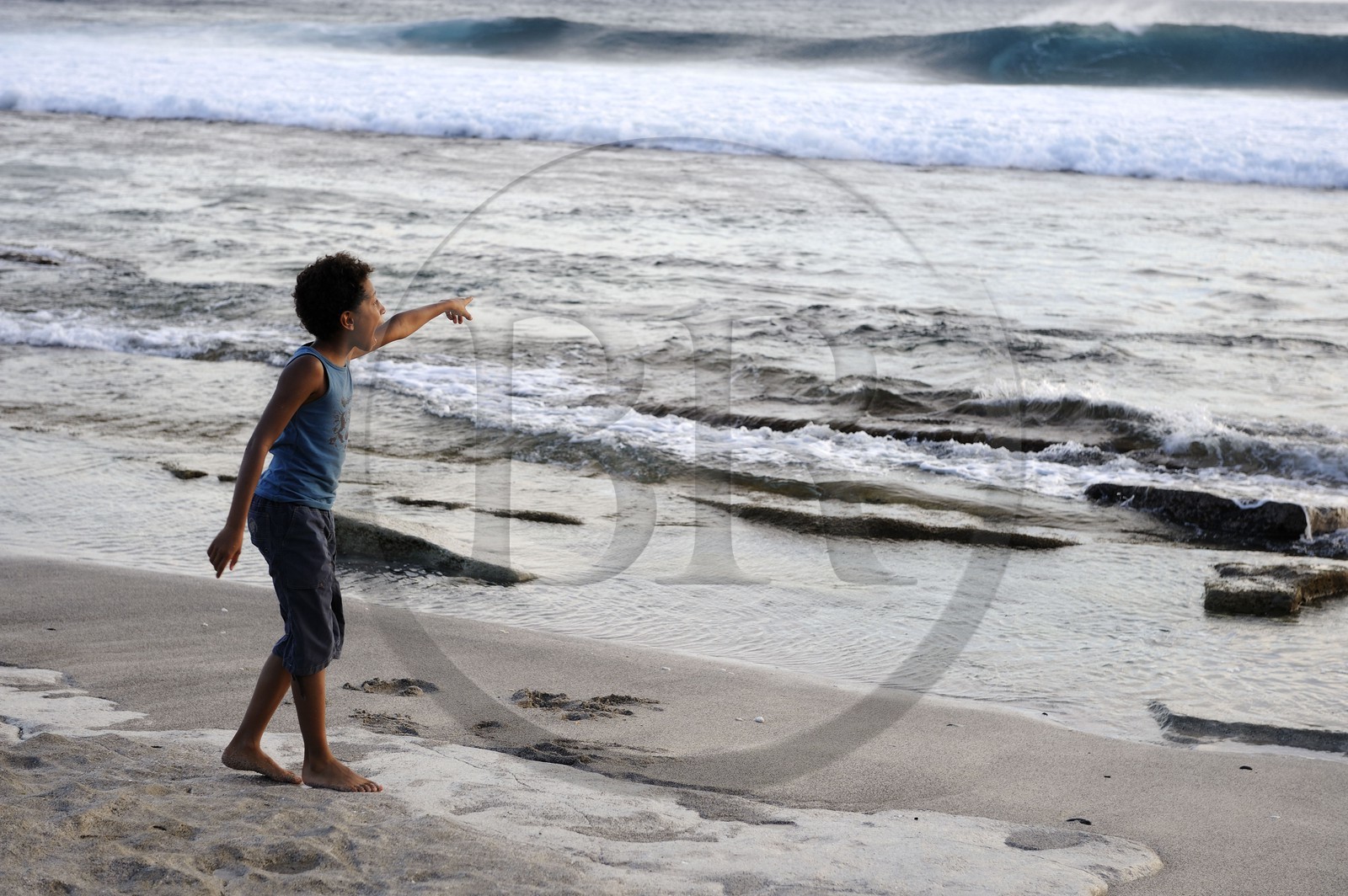France, île de la Réunion, la côte sud, plage de Grand-Anse, enfant montrant une vague du doigt