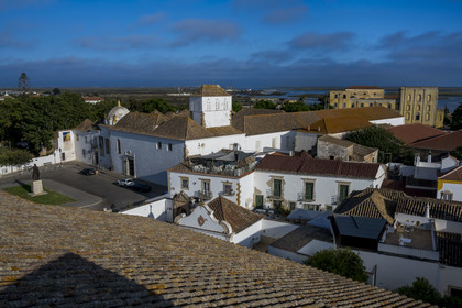 Portugal, Algarve, Faro, la vieille ville, statue Afonso III devant le Musée municipal de Faro dans l'ancien couvent Nossa Senhora da Assuncao