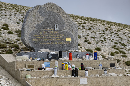 France, Vaucluse (84), Parc Naturel Régional du Mont Ventoux, Bedoin, le monument à la mémoire de Tom Simpson mort pendant le Tour de France en bordure de la route D974 vers le sommet du Mont Ventoux
