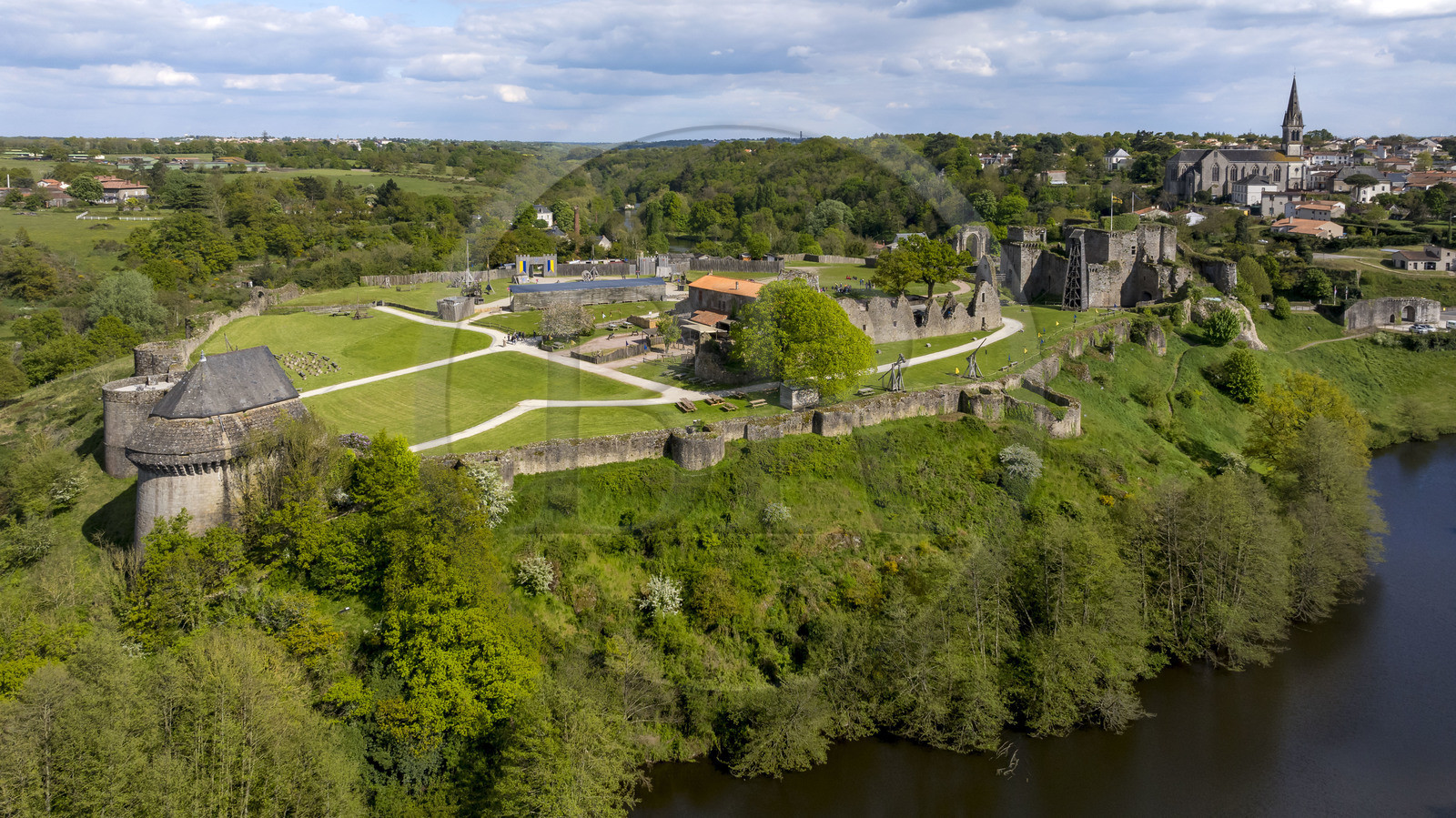 France, Vendée (85), Tiffauges, le chateau de Tiffauges,  ancien chateau fort en ruines où résida Gilles de Rais et spécialisé dans les machines de guerre médiévales (vue aérienne)