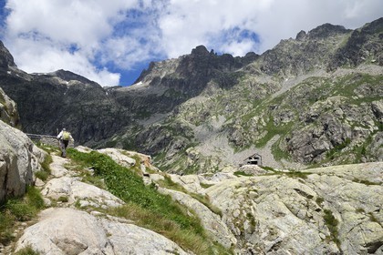 France, Alpes-Maritimes (06), parc national du Mercantour, vallée de la Valmasque, le refuge de la Valmasque (FFCAM) à 2233m et la Brèche de la Charnassère en arrière plan