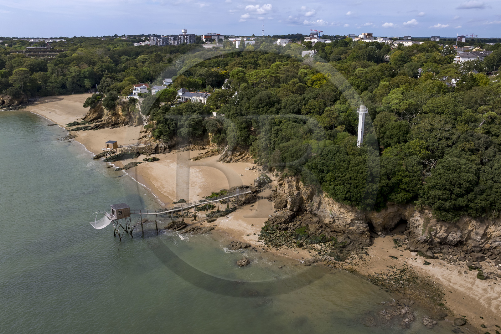 France, Loire-Atlantique (44), Estuaire de la Loire, Saint-Nazaire, le Feu de Porcé le long du chemin de Grande Randonnée GR 34, feux d'alignement qui sert à baliser le chenal maritime permettant d'entrer dans l'estuaire de la Loire et cabanes de pêche traditionnelle au carrelet sur la plage