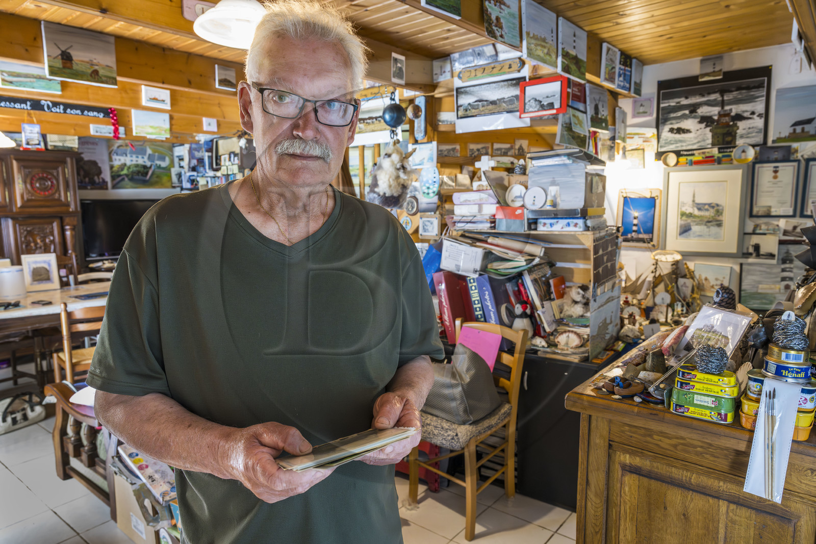 France, Finistère (29), Mer d'Iroise, Ile d'Ouessant, Port d'Arlan, Paul Boloré, artiste naviguant entre art naïf et art brut, collectionne dans sa maison tout ce qui a trait à Ouessant et créé lui-même des objets souvenirs