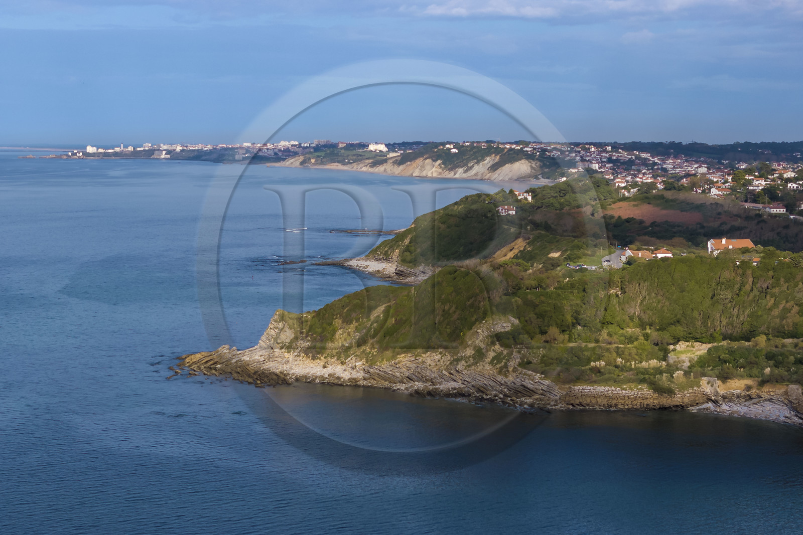 France, Pyrénées-Atlantiques (64), la côte du Pays-Basque entre Guéthary et Biarritz (vue aérienne)