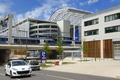 France, Rhône (69), Lyon, nouveau quartier de La Confluence au sud de la Presqu'île, le centre commercial de Confluence traversé par la voie de chemin de fer