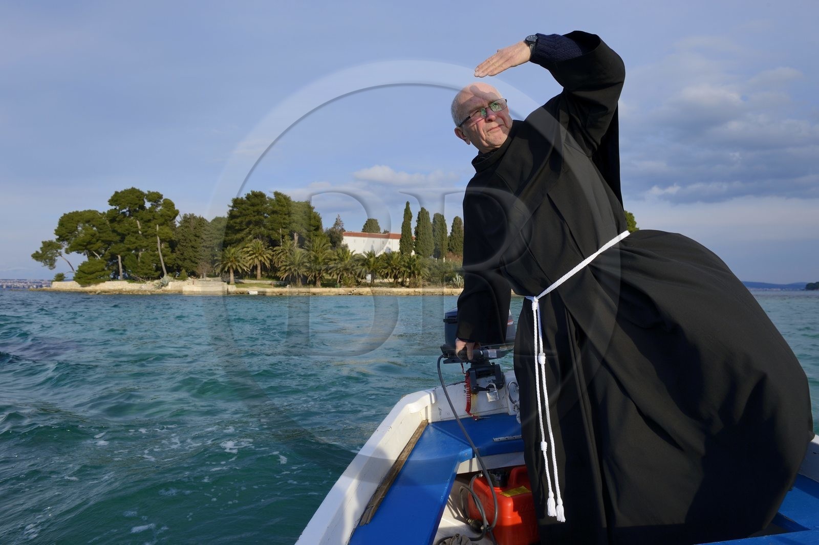 Croatie, Dalmatie, côte dalmate, Ile d’Ugljan, Preko, le frère franciscain Bozo Susic quittant le Monastère Franciscain de l'îlot Galovac sur sa barque