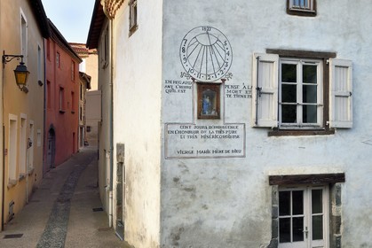 France, Haute-Loire (43), Blesle, labellisé Les Plus Beaux Villages de France, cadran solaire de 1827