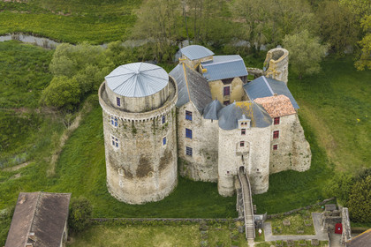 France, Deux-Sèvres (79), Saint-André-sur-Sèvre, chateau fort de Saint-Mesmin des XIVe et XVe siècles à la limite de la Vendée (vue aérienne)