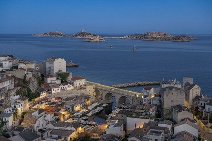 France, Bouches-du-Rhône (13), Marseille, quartier d'Endoume, le Vallon des Auffes, l'archipel du Frioul avec le Chateau d'If en arrière plan