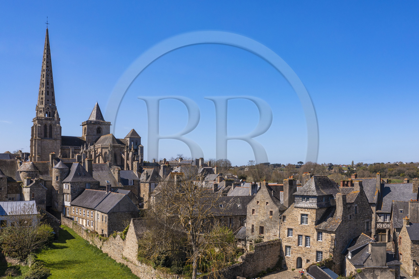 France, Côtes-d'Armor (22), Tréguier, cathédrale Saint-Tugdual et à droite l'arrière en granit de la maison natale de l'écrivain Ernest Renan devenue aujourd'hui le musée Ernest-Renan (vue aérienne)