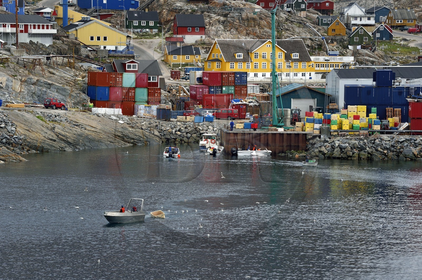 Groenland, cote ouest, baie de Baffin, le port de la ville de Uummannaq accrochée à la roche