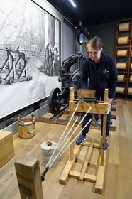 France, Charente-Maritime (17), Rochefort, Centre International de la mer dans l'ancien Arsenal maritime de Rochefort, la Corderie Royale conçue par Colbert en 1666, démonstration du métier de cordier, le commettage et le toronnage qui permet de fabriquer la corde à partir de fils