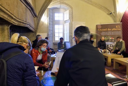 France, Haute-Loire (43), Le Puy-en-Velay, étape classée Patrimoine Mondial de l'UNESCO dans le cadre des chemins de Compostelle, Le Camino, espace muséographique consacré au chemin de Saint-Jacques de Compostelle, bénévoles aidant des pélerins à préparer leur marche
