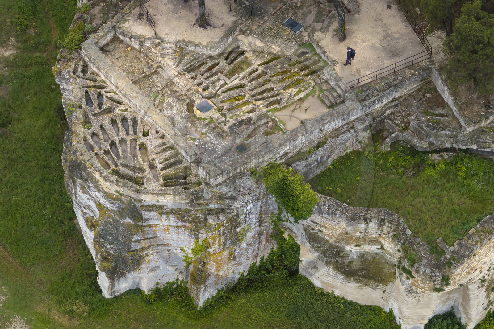 France, Gard (30), Beaucaire, abbaye troglodytique de Saint-Roman, nécropole sur le sommet accueillant des centaines de sépultures creusées dans le rocher (vue aérienne)