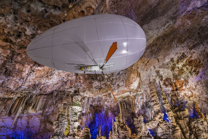France, Gard (30), Méjannes-le-Clap, grotte de La Salamandre, découverte de la grotte en Aéroplume®, un ballon dirigeable individuel gonflé à l'hélium qui permet de s'envoler en battant des ailes