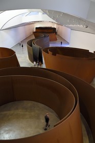 Espagne, Pays basque espagnol, Biscaye, Bilbao, le musée Guggenheim de l'architecte Frank Gehry, La Matière du temps (The Matter of Time), 1994–2005, huit sculptures en acier patinable par Richard serra
